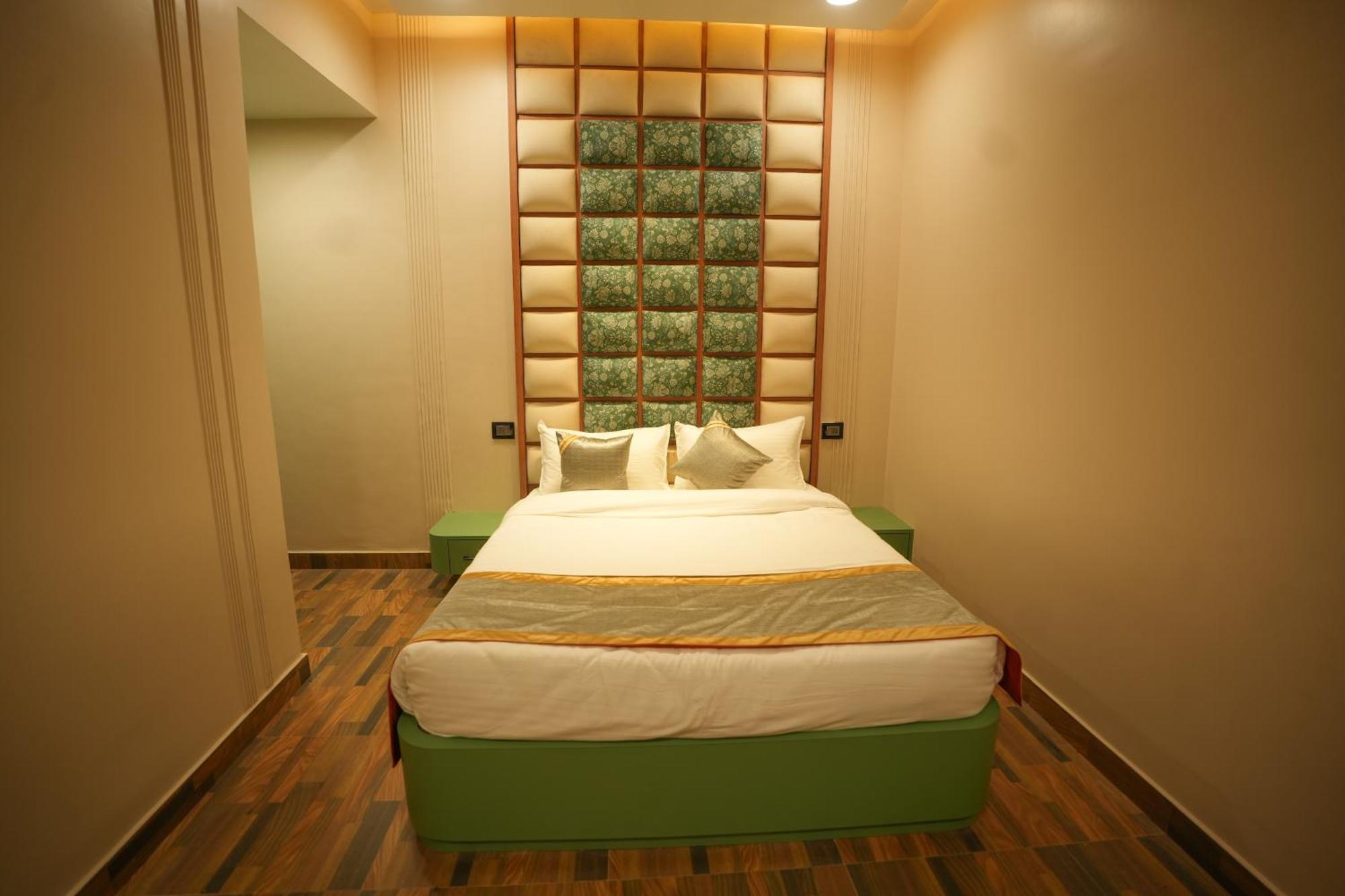 Dashrath Inn Near Ramjanmbhoomi Ayodhya Extérieur photo